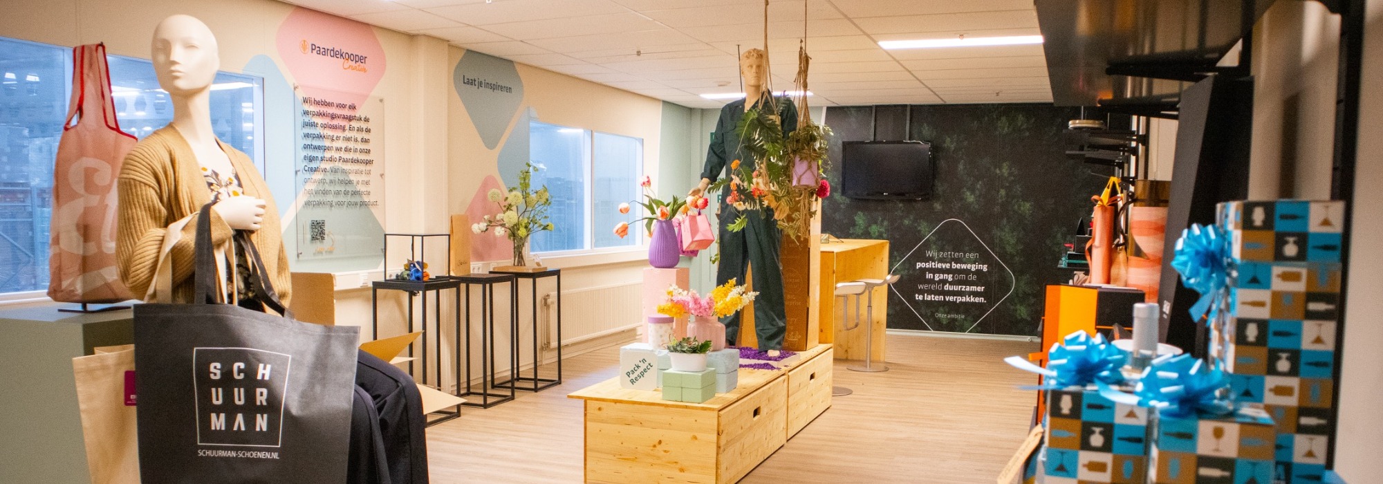 Showroom non-food van Paardekooper in Oud-Beijerland, met etalagepoppen, draagtassen en cadeauverpakkingen